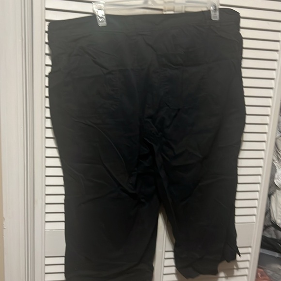 A woman Capri pants - Picture 2 of 3